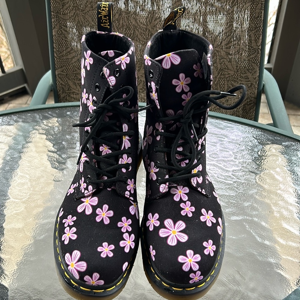NEW Dr. Martens Page Meadow Daisy Blossom Boots